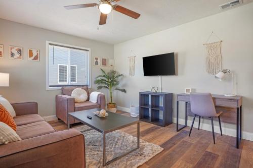 Downtown Med District: Stylish & Modern 2BD, 1BA Capital City Escape! in Springfield, USA