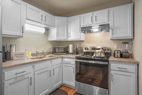 Downtown Med District: Stylish & Modern 2BD, 1BA Capital City Escape! in Springfield, USA