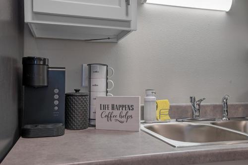 Downtown Med District: Stylish & Modern 2BD, 1BA Capital City Escape! in Springfield, USA