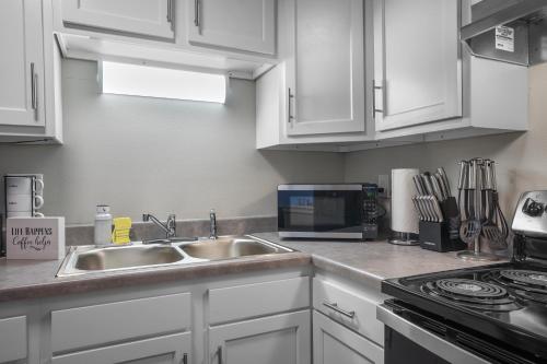 Downtown Med District: Stylish & Modern 2BD, 1BA Capital City Escape! in Springfield, USA