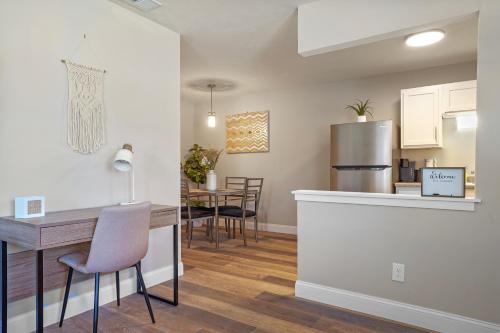 Downtown Med District: Stylish & Modern 2BD, 1BA Capital City Escape! in Springfield, USA