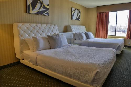 2 queen beds