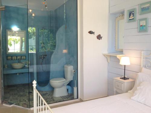Casa de banho, LEMONELIA, one big,4-5 people and one small apartment ,2-3 people in Paralia (Fanari)