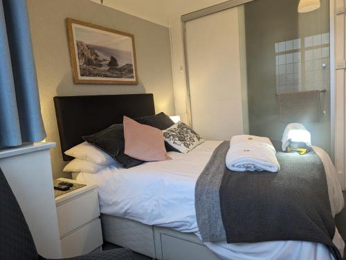 En-suite room, fridge microwave TV, great value homestay, near forest & sea
