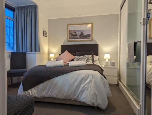 En-suite room near forest & sea, free breakfast with fridge, microwave and TV in Hordle