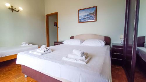 1 double bed, 1 twin bed