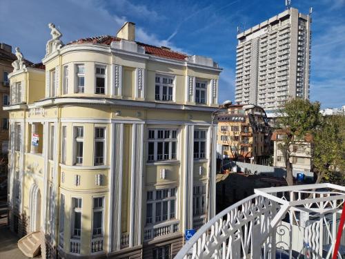 Lambo's Corner  in ฟาร์นา