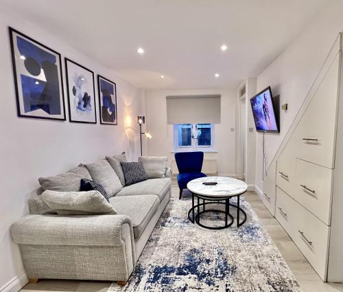 Morden 2-Bed House in Canary Wharf London - main image