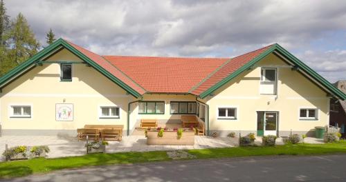  Gästehaus Hebalm, Family & Friends auf 900 m2 Wohnfläche erleben, Alleinnutzung möglich, Pension in Pack bei Osterwitz