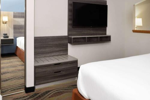 Super 8 by Wyndham Budd Lake - image 2