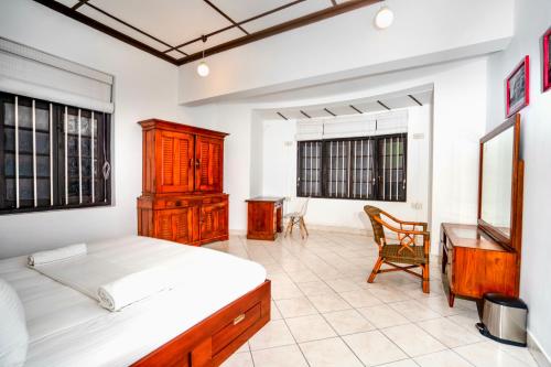 Standard King Room image 2