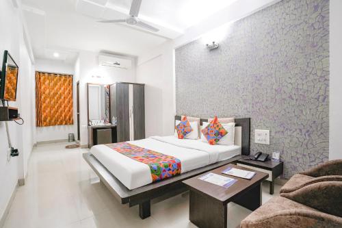 FabHotel Skylon, Near Mahatma Mandir