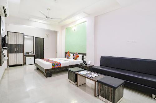 FabHotel Skylon, Near Mahatma Mandir