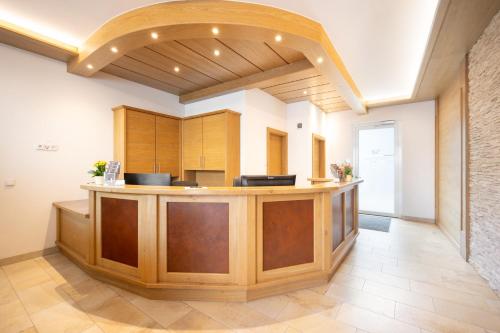 大堂, snooze apartments Holzkirchen in 霍爾茨基興