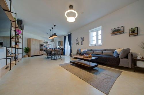 Serene 3 Bedroom Apartment with communal pool in Kalkara