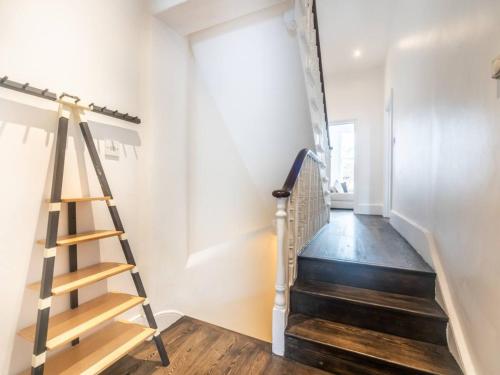 Stylish 3-Bed Duplex Apartment Near Notting Hill - Pass the Keys - image 8