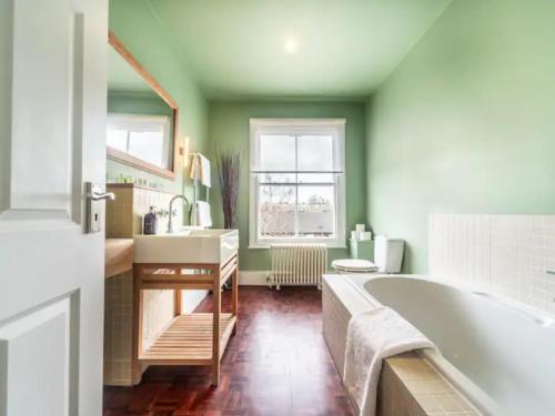 Stylish 3-Bed Duplex Apartment Near Notting Hill - Pass the Keys - image 5