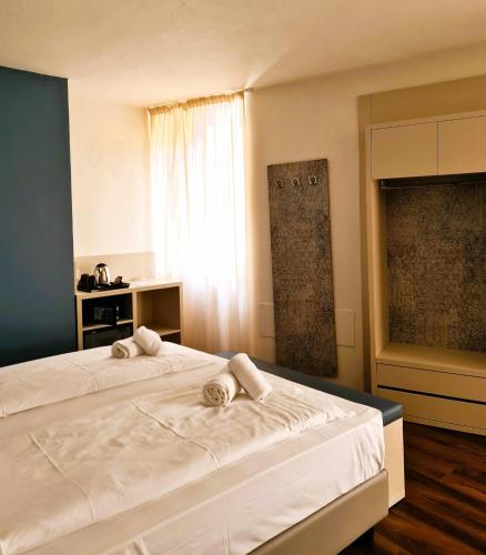 2 twin beds