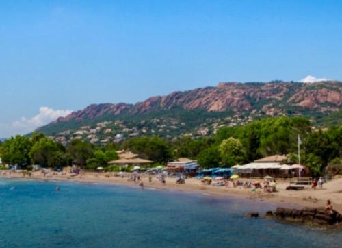 Beach, Cap Esterel 2 pieces Climatise 4-5pers Piscines Parking Draps Wifi in Le Dramont