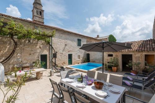 Rustic Villa with pool in the center of a romantic little place