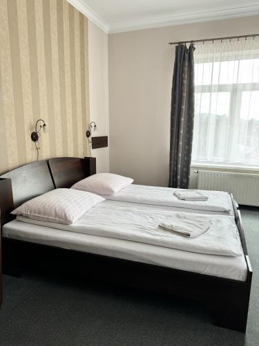2 twin beds, 1 sofa bed
