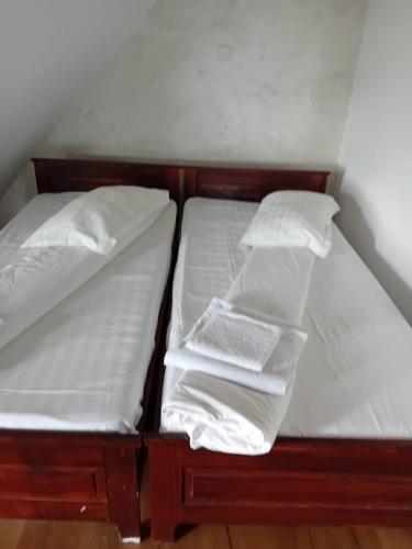 2 twin beds