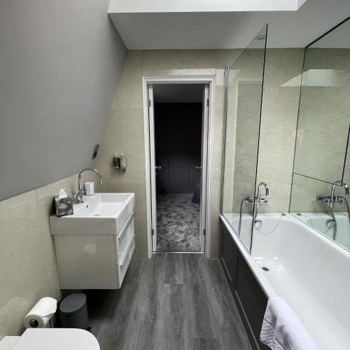 One Warwick Park Hotel - image 11
