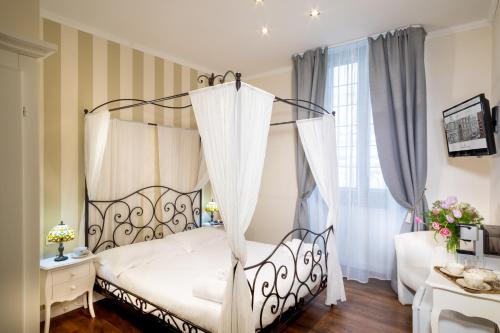 Superior Double Room image 9