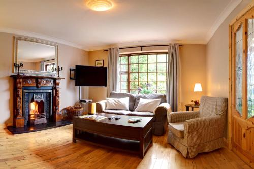 Shared lounge/TV area, Woodside Lodge accomodation in Deerpark East