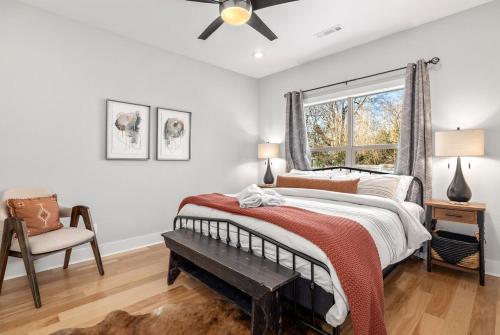 Porte Orange-Modern Home-1 mi from DT Fayetteville in Fayetteville, USA