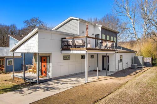 Porte Orange-Modern Home-1 mi from DT Fayetteville in Fayetteville, USA