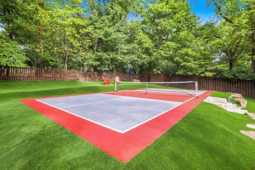Retro Razorback-Pickleball-Golf-Spa-UofA in Fayetteville, USA