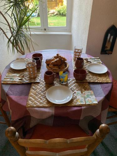 Food and beverages, Maison d'Hotes de l'Ancien Couvent des Carmes in Mezieres-sur-Issoire