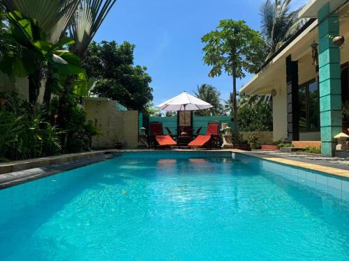 Superb family friendly villa with pool and only 500 metres from beach