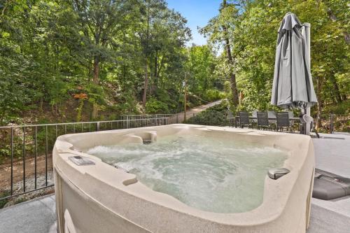Rocky Summit- Lake Access- Kayak- Hot Tub in Rogers, USA