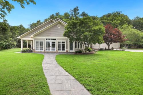 Shoreline Cottage - Direct Lake Access in Springdale, USA