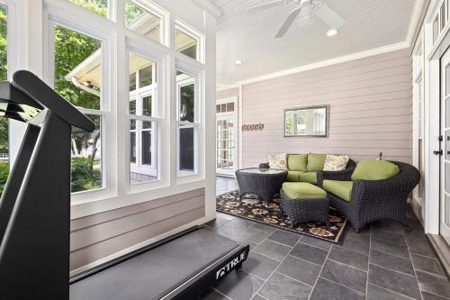 Shoreline Cottage - Direct Lake Access in Springdale, USA