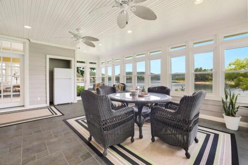 Shoreline Serenity-Direct Lake Access in Springdale, USA