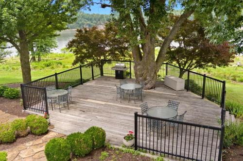 Shoreline Serenity-Direct Lake Access in Springdale, USA