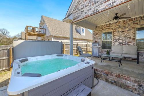 Solitude Retreat-3 mi to U of A-Hot Tub in Fayetteville, USA