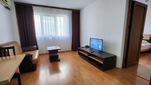 1 queen bed, 1 sofa bed