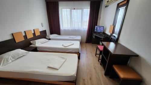 3 twin beds