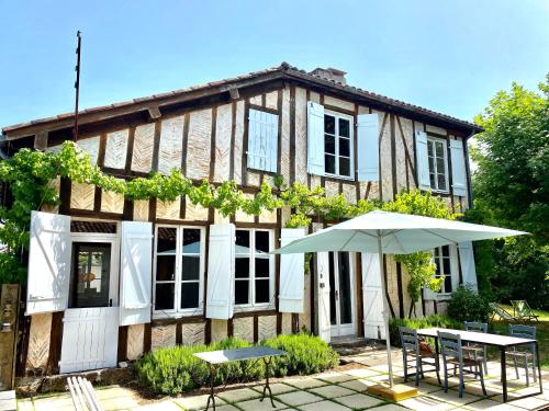Authentique villa du XIX e siècle avec piscine · Escource
