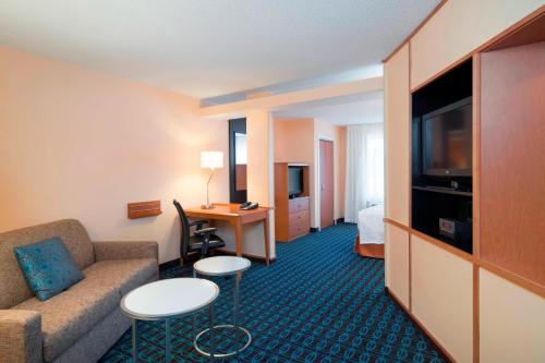 Fairfield Inn & Suites by Marriott State College - image 11