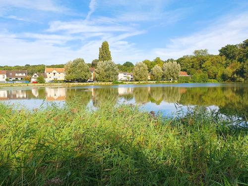 EXIGEHOME - Grande maison en bord d'étang à 20 min de Paris - Location saisonnière - Vélizy-Villacoublay