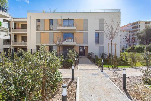 Exterior view, A5 Staywizus - Modern Studio 5 min to Sea - Pool & Garage in Le Fournel
