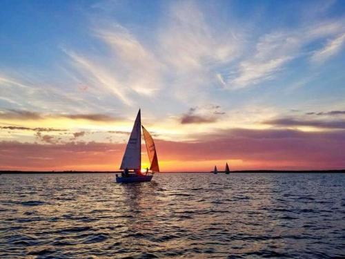 Restaurants, Bars, Lake & Trails near DFW Airport in Flower Mound, USA