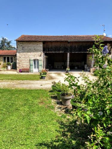 Gîte pour 4 personnes - Très bien situé pour visiter le Lot-et-Garonne - Piscine, barbecue, jardin 6000m2