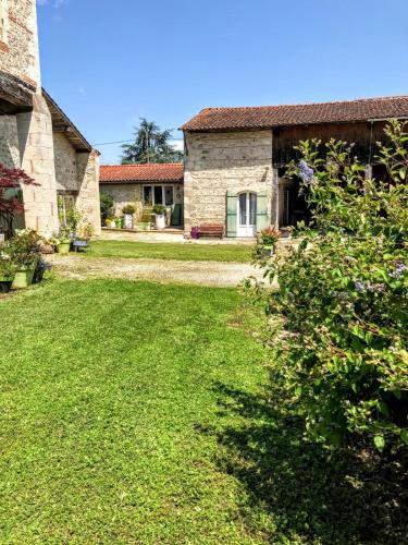 Gîte pour 4 personnes - Très bien situé pour visiter le Lot-et-Garonne - Piscine, barbecue, jardin 6000m2