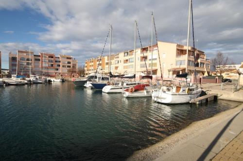 A balcony overlooking the marina - Location saisonnière - Frontignan